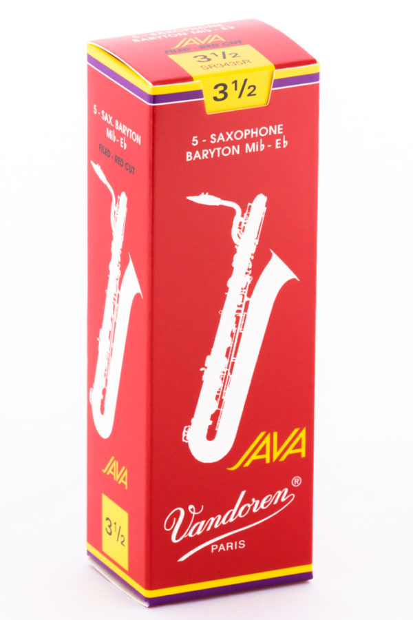 Ein hochkantiger, roter Karton mit gelber und violetter Umrandung zeigt ein weißes stilisiertes Baritonsaxophon und den Schriftzug "Java Vandoren Paris" in geschwungener Schrift.