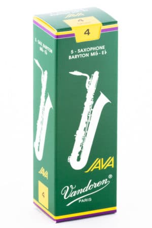 Eine hochformatige, dunkelgrüne Packung Vandoren JAVA Blätter für Baritonsaxophon der Stärke 4 steht auf einem weißen Untergrund.