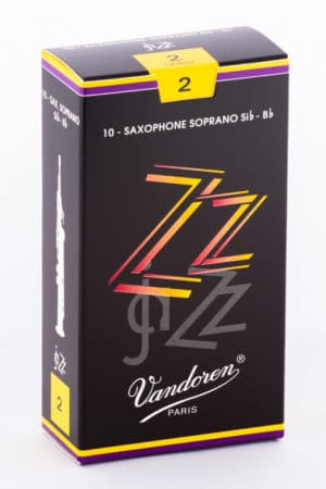 Das Bild zeigt eine schwarze Schachtel für Saxophonblätter der Marke Vandoren mit gelber und violetter Akzentfarbe und der Aufschrift "ZZ Jazz".