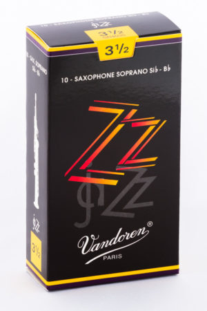 Eine rechteckige, schwarze Verpackung mit gelben und roten Akzenten für 10 Vandoren ZZ Sopran-Saxophonblätter der Stärke 3 1/2 steht vor einem weißen Hintergrund.