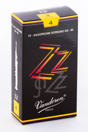 Eine schwarze Verpackung mit gelben und roten Akzenten, beschriftet mit "10 - SAXOPHONE SOPRANO SIb - Bb", "ZZ" in großer, stilisierter Schrift und dem Vandoren Paris Logo, sowie einer Abbildung eines Sopransaxophons an der Seite, steht vor einem weißen Hintergrund.