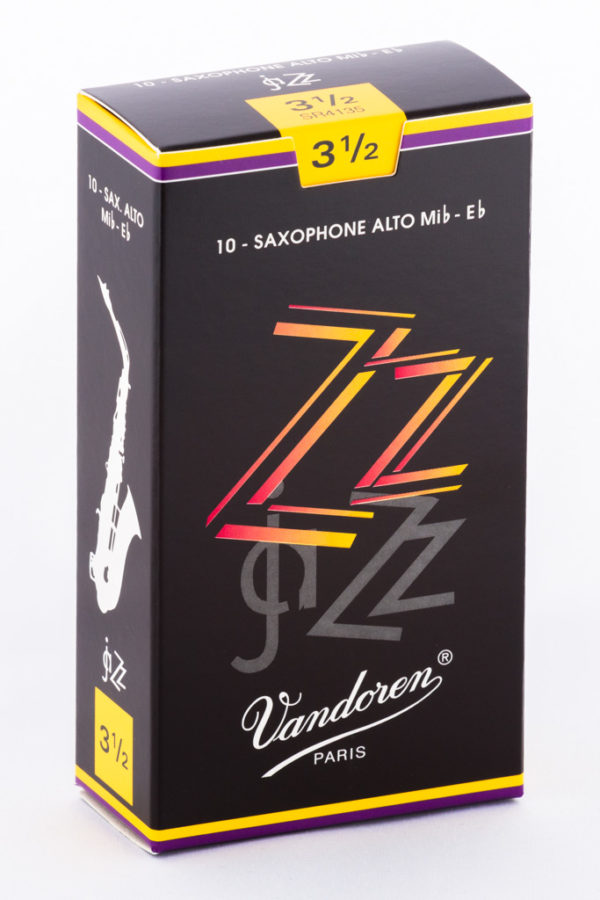 Ein hochformatiger, schwarzer Karton mit gelbem und violettefarbenem Rand zeigt die Aufschrift "ZZ Jazz Vandoren Paris" und eine stilisierte Saxophon-Abbildung; die Stärke der Blättchen ist mit 3 1/2 angegeben.