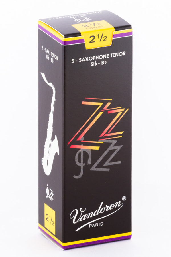 Eine schwarze Schachtel mit einer Darstellung eines Saxophons, dem Schriftzug "ZZ Jazz" in rot-gelben Farben und dem Markennamen "Vandoren Paris" in Weiß ist auf einem weißen Untergrund zu sehen.