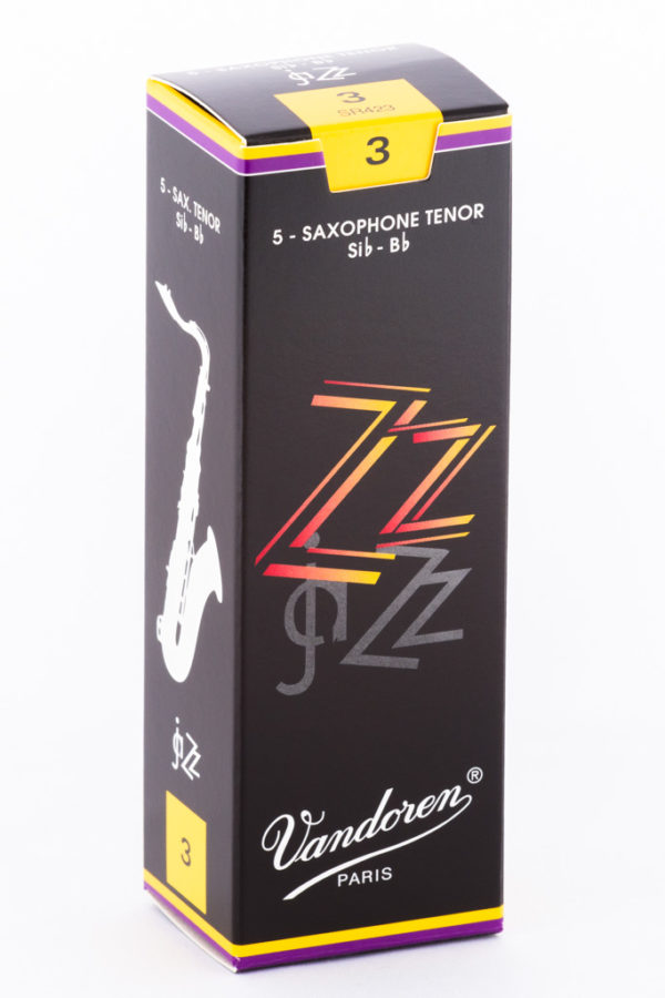 Auf einem weißen Hintergrund ist eine schwarze Verpackung für Tenorsaxophon-Blättchen der Marke Vandoren zu sehen, die mit bunten Zickzacklinien und dem Aufdruck „ZZ” sowie einem stilisierten Saxophon und der Zahl „3” versehen ist.
