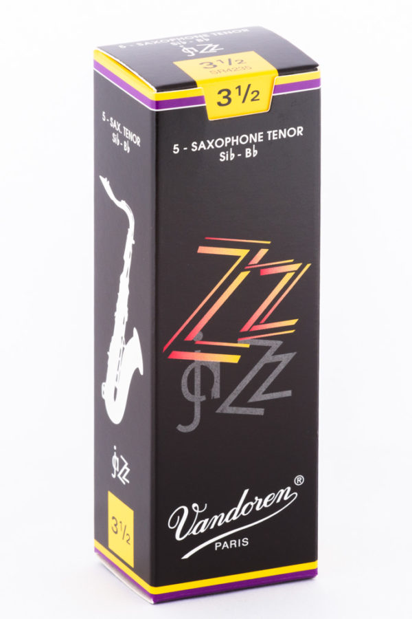 Eine aufrecht stehende, dunkle Verpackung für Saxophonblätter der Marke Vandoren wird gezeigt, die mit einem weißen Saxophonsymbol, dem Schriftzug "ZZ Jazz" in Rot und Gelb sowie den Angaben "3 1/2" und "Saxophone Tenor" versehen ist.