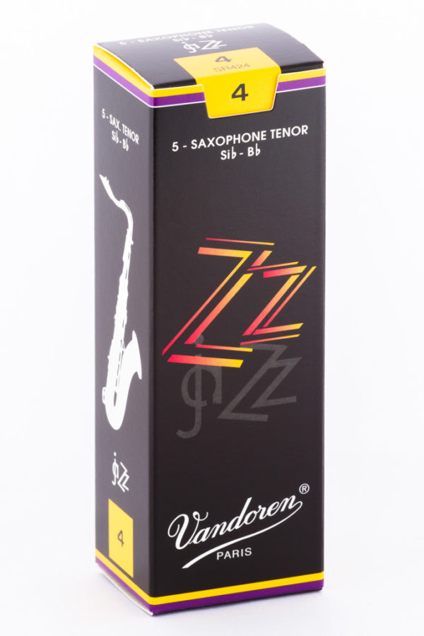 Eine schwarze Pappschachtel mit der Aufschrift "Vandoren Paris", "ZZ" und dem Hinweis "Saxophone Tenor Sib-Bb" liegt vor einem weißen Hintergrund.