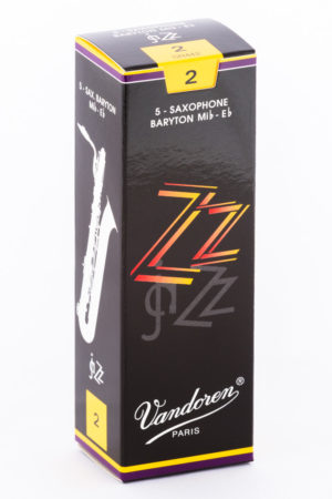 Eine schmale, hochformatige, schwarze Pappschachtel mit dem Schriftzug "ZZ Jazz" in Rot und Orange, darunter der Schriftzug "Vandoren Paris" in Weiß, sowie eine Abbildung eines Saxophons in Weiß ist vor einem weißen Hintergrund zu sehen.