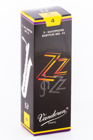 Ein hochformatiger Karton in Schwarz mit gelben und roten Aufdrucken, der Saxophonblätter der Marke Vandoren für Bariton-Saxophone in der Stärke 4 enthält.