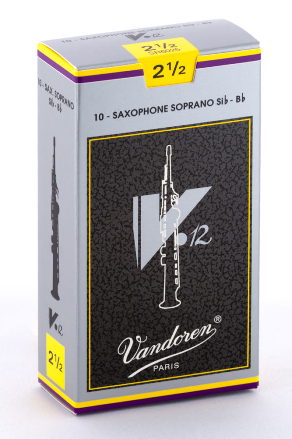 Eine graue Pappschachtel mit gelben und violetten Akzenten zeigt Abbildungen eines Sopransaxophons, den Schriftzug "Vandoren PARIS" und die Angaben "10 - SAXOPHONE SOPRANO Sib - Bb" sowie die Stärke "2 1/2".