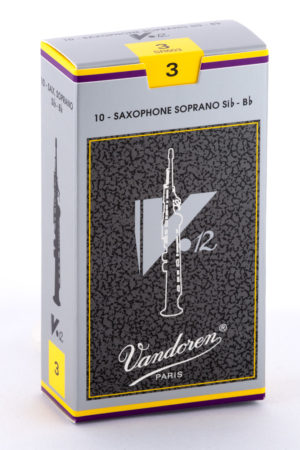 Ein grauer Karton mit gelben und violetten Akzenten zeigt eine stilisierte Darstellung eines Sopransaxophons und den Schriftzug "Vandoren PARIS".