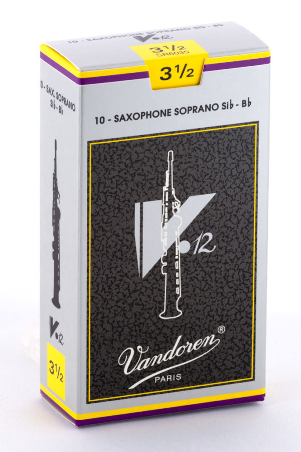 Eine hochformatige, rechteckige, größtenteils weiße Pappschachtel mit gelben und violetten Akzenten zeigt die Aufschrift "10 - SAXOPHONE SOPRANO Sib - Bb" und eine stilisierte Abbildung eines Sopransaxophons mit dem Vandoren-Logo.