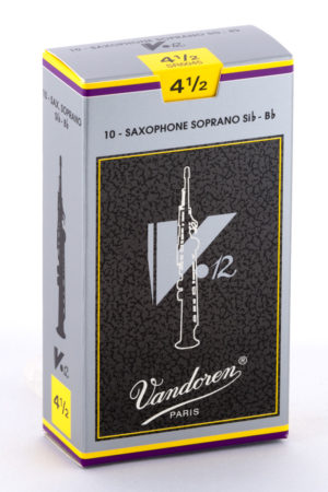 Eine grau-gelb-lilafarbene Schachtel mit der Aufschrift "10 - SAXOPHONE SOPRANO Sib" und der Aufschrift "Vandoren PARIS", die eine Abbildung eines Sopransaxophons und eine Wertungszahl 4 1/2 zeigt.