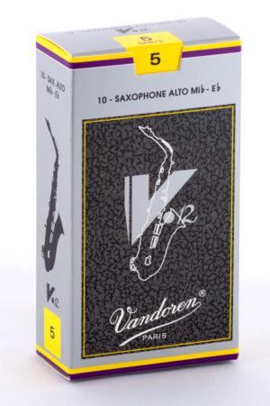 Eine graue Schachtel mit gelben Akzenten zeigt ein Abbild eines Altsaxophons und trägt den Schriftzug "Vandoren PARIS" sowie die Ziffer "5".