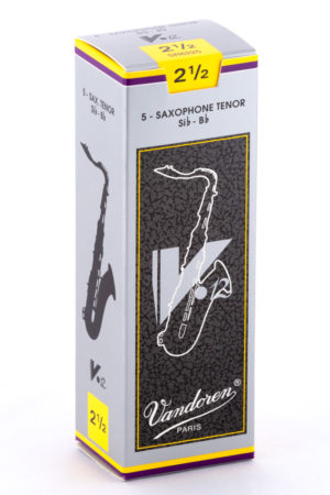 Ein hochformatiger Pappkarton mit grauer, gelber und weißer Beschriftung sowie einer schwarzen Saxophon-Illustration steht auf einer weißen Oberfläche.
