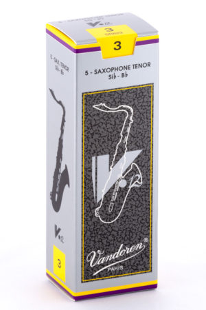 Ein länglicher, grau-gelb-violetter Karton für fünf Tenor-Saxophon-Blättchen der Marke Vandoren ist mit einem schwarzen Saxophon-Motiv und der Stärke 3 bedruckt.