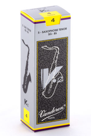 Eine graue Pappschachtel mit gelben Akzenten zeigt eine stilisierte Abbildung eines Tenorsaxophons und trägt den Schriftzug "Vandoren Paris", sowie die Bezeichnung "4" und "S - SAXOPHONE TENOR Sib - Bb".