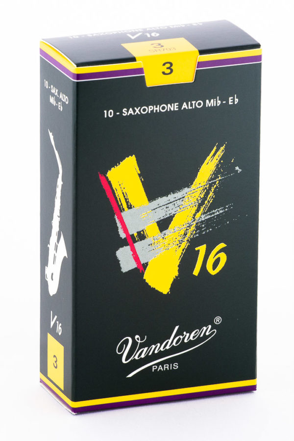 Eine dunkelgrüne Schachtel für Saxophonblätter der Marke Vandoren mit gelben, violetten und weißen Akzenten und der Aufschrift "10 Saxophone Alto Mi b - Eb" sowie der Stärkeangabe "3" liegt auf einem weißen Hintergrund.