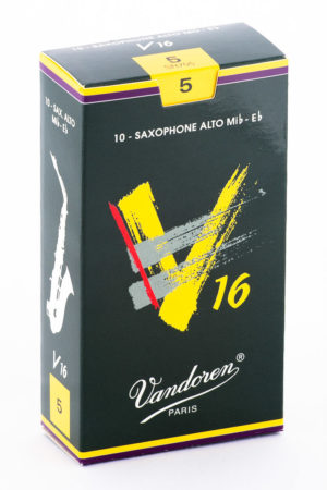 Eine rechteckige, dunkelgrüne Verpackung für Saxophonblätter der Marke Vandoren mit gelben und lilafarbenen Akzenten sowie einer stilisierten, gelben "V 16"-Darstellung auf der Vorderseite steht auf einem weißen Untergrund.