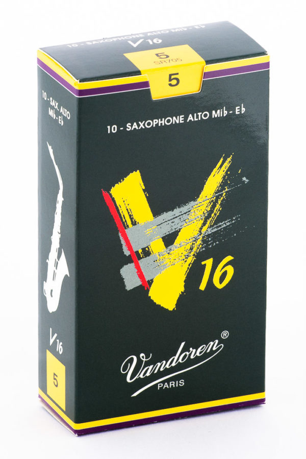 Eine rechteckige, dunkelgrüne Verpackung für Saxophonblätter der Marke Vandoren mit gelben und lilafarbenen Akzenten sowie einer stilisierten, gelben "V 16"-Darstellung auf der Vorderseite steht auf einem weißen Untergrund.