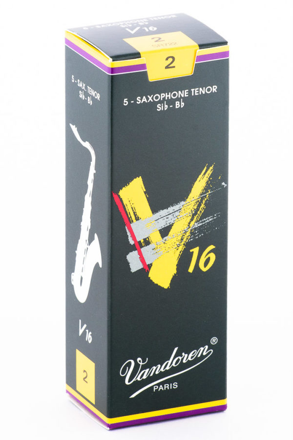 Eine rechteckige, dunkelgraue Schachtel mit gelben und violetten Akzenten für Vandoren V16 Tenorsaxophon-Blätter der Stärke 2 steht auf einem weißen Untergrund.