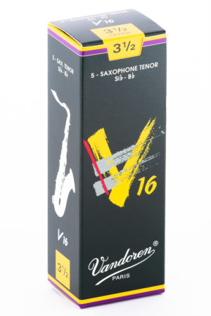 Eine hochformatige, dunkelgrüne Pappschachtel mit gelben, roten und weißen Akzenten, beschriftet mit "Vandoren PARIS", "V16" und "3 1/2", zeigt eine stilisierte, weiße Saxophon-Silhouette und trägt den Text "5 - SAX. TENOR Sib - Bb".