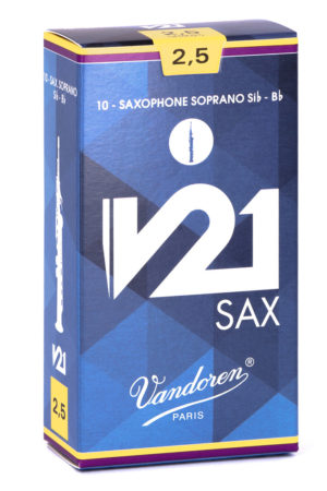 Eine rechteckige, blau-gelbe Packung mit der Aufschrift "V21 Sax" und der Angabe "2.5" für ein Sopransaxophonblatt von Vandoren Paris.