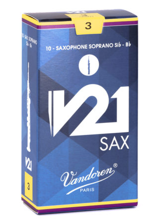 Eine blau-gelbe Pappschachtel mit der Aufschrift "Vandoren Paris V21 SAX, 10 - SAXOPHONE SOPRANO Sib - Bb" ist im Hochformat zu sehen, mit einer Zeichnung eines Saxophons auf der Seite und der Zahl "3" auf gelbem Grund sowohl oben als auch unten.