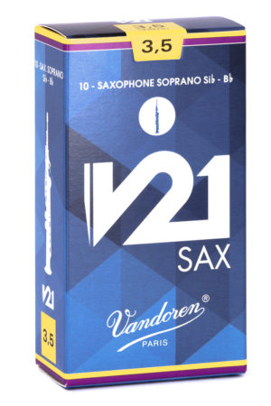 Eine blau-gelbe Verpackung für zehn Vandoren V21 Saxophonblätter für Sopransaxophon in der Stärke 3,5 steht vor einem weißen Hintergrund.