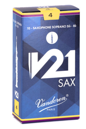 Ein hochkantiger, rechteckförmiger Karton in Dunkelblau mit geometrischen Mustern, weißer Schrift und einem gelben Aufkleber mit der Zahl "4" oben, präsentiert Saxophonblätter der Marke Vandoren V21 für ein Sopransaxophon.