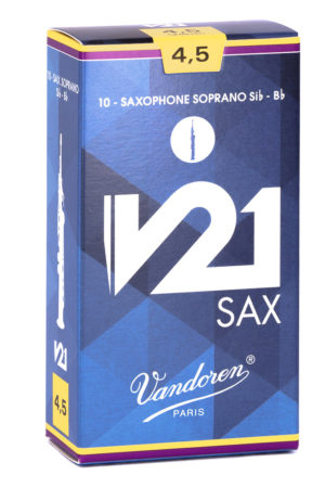 Eine blau-gelbe Schachtel mit der Aufschrift "Vandoren Paris", "V21 SAX" und "10 Saxophone Soprano Sib - Bb" ist abgebildet, wobei eine stilisierte Saxophonrohrblatt-Grafik zu sehen ist.