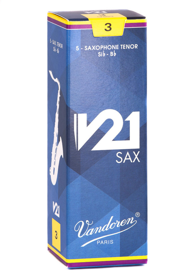 Eine hochformatige, blau-gelbe Verpackung für ein Saxophon-Blatt der Marke Vandoren V21, Tenor Sax, Stärke 3, ist vor einem neutralen Hintergrund abgebildet.