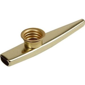 Ein goldenes Sub-Kazoo aus Metall, das sich von einem ovalen Mundstück zu einem spitz zulaufenden Ende verjüngt und mittig eine aufgesetzte, gewölbte Schallöffnung mit Gewinde besitzt.