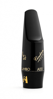 Das Bild zeigt ein schwarzes Vandoren Altsaxmundstück Jumbo Java A55 mit goldfarbenen Aufdrucken eines Elefanten, der Schriftzüge "Vandoren PARIS", "JUMBO" und "A55" sowie einem Musiknoten-Symbol.