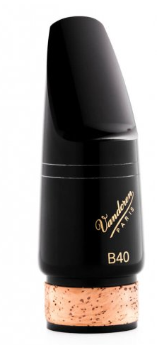 Das Bild zeigt ein Vandoren Bassklarinettenmundstück B40, das schwarz ist und einen Korkansatz hat.