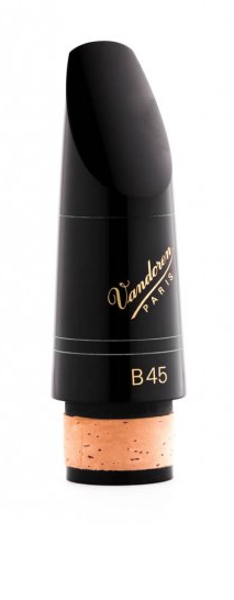 Das schwarz glänzende Vandoren Bassklarinettenmundstück B45 wird im unteren Bereich von einem Naturkorken umschlossen und trägt den goldenen Schriftzug "Vandoren PARIS" sowie die Aufschrift "B45".