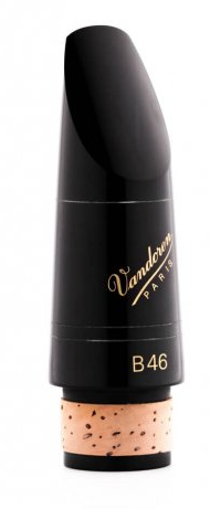Das Bild zeigt ein schwarzes Vandoren Bassklarinettenmundstück B46 mit einem Korkstück am unteren Ende.