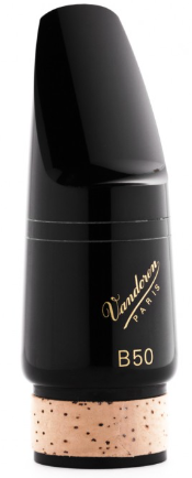 Das Bild zeigt ein schwarzes Vandoren Bassklarinettenmundstück B50 mit einem Korkrand.