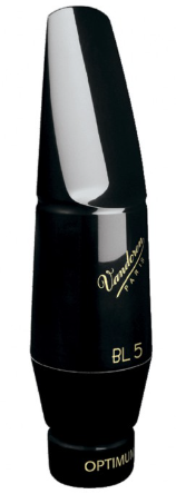 Das Bild zeigt ein schwarzes Vandoren Baritonsaxmundstück Optimum BL5 mit goldener Schrift.