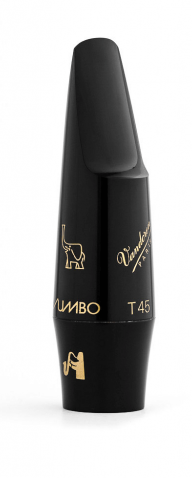 Das Bild zeigt ein schwarzes Vandoren Tenorsaxmundstück Jumbo Java T45 mit goldenen Schriftzügen und Logo-Abbildungen.