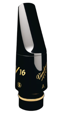 Das Bild zeigt ein glänzend schwarzes Vandoren Altsaxophon-Mundstück V16 A7 S mit goldfarbener Beschriftung und einem goldenen Ring am unteren Ende.