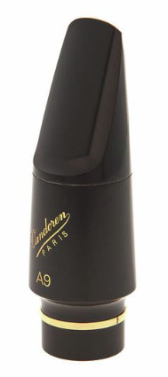 Abgebildet ist ein Vandoren Altsaxmundstück V16 A9 M in Schwarz, das mit goldener Schrift und einem goldenem Ring verziert ist.