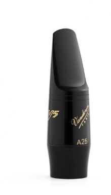 Nahaufnahme eines schwarzen Vandoren Altsaxophonmundstücks V5 A25.