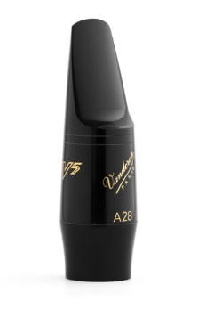 Das schwarze Vandoren Altsaxmundstück V5 A28 ist von der Seite aufgenommen, wobei der goldfarbene Schriftzug "Vandoren Paris" und "V5 A28" auf dem Korpus zu sehen ist.