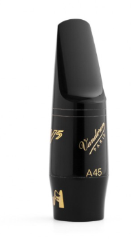 Das hochformatige Foto zeigt ein schwarzes Vandoren Altsaxmundstück V5 A45 vor einem weißen Hintergrund, wobei die Beschriftung "Vandoren Paris A45" und "V5" gut erkennbar sind.