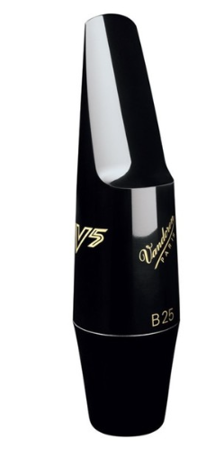 Das Bild zeigt ein schwarzes Vandoren Baritonsaxmundstück V5 B25 mit goldfarbenen Schriftzügen.