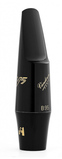 Das Bild zeigt ein schwarzes Vandoren Baritonsaxmundstück V5 B95 mit goldfarbenen Aufdrucken.