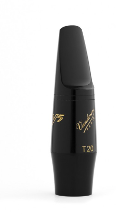 Nahaufnahme eines schwarzen Vandoren Tenorsaxmundstücks V5 T20 mit goldenen Aufdrucken vor einem weißen Hintergrund.