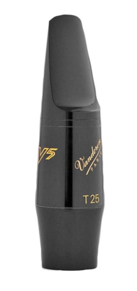 Das Bild zeigt ein schwarzes "Vandoren Tenorsaxmundstück V5 T25" mit goldener Aufschrift.