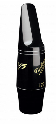 Eine Nahaufnahme zeigt ein schwarzes Vandoren Tenorsaxmundstück V5 T27 vor einem weißen Hintergrund, mit goldfarbenen Schriftzügen "V5" und "Vandoren T27".
