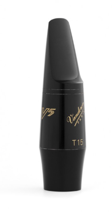 Ein schwarzes Vandoren Tenorsaxmundstück V5 T15 ist abgebildet, auf dem in goldener Schrift der Schriftzug "V5" und "Vandoren" sowie die Bezeichnung "T15" zu sehen sind.